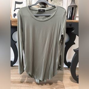 Rae Mode women’s SOFT hi-low long sleeve top. EUC